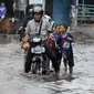 Kendaraan motor terpaksa didorong akibat mogok karena nekat menerobos banjir di kawasan Kemang Utara, Jakarta Selatan, Rabu (20/7). Akibat intensitas hujan deras yang mengguyur Jakarta, sejumlah ruas jalan tergenang air. (Liputan6.com/Yoppy Renato)
