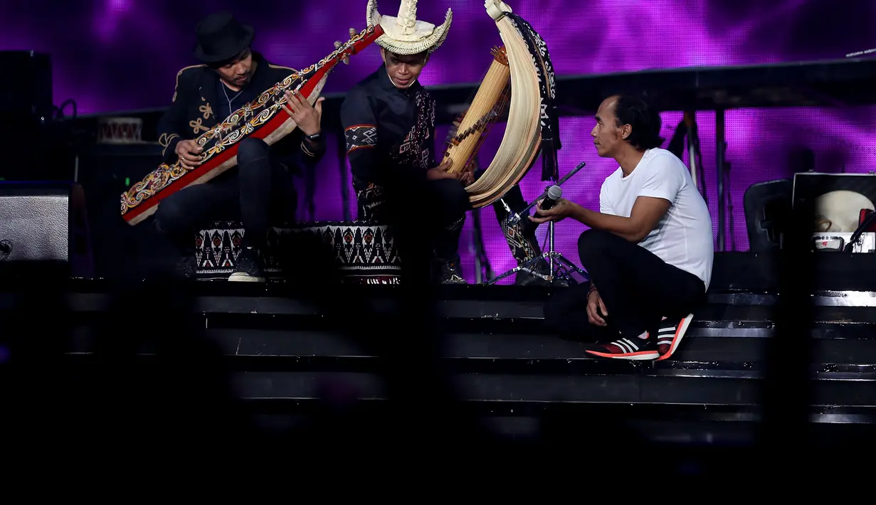 Penampilan atraktif Kaka dkk semakin meriah ketika lagu berjudul 'Ku Tak Bisa' di mana Ridho sang gitaris memainkan alat musik khas Batak, Sampek. (Andy Masela/Bintang.com)