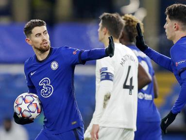 Pemain Chelsea, Jorginho dan Kai Havertz, merayakan gol ke gawang Krasnodar pada laga Liga Champions di Stadion Stamford Bridge, Rabu (9/12/2020). Kedua tim bermain imbang 1-1. (AP Photo/Kirsty Wigglesworth, Pool)