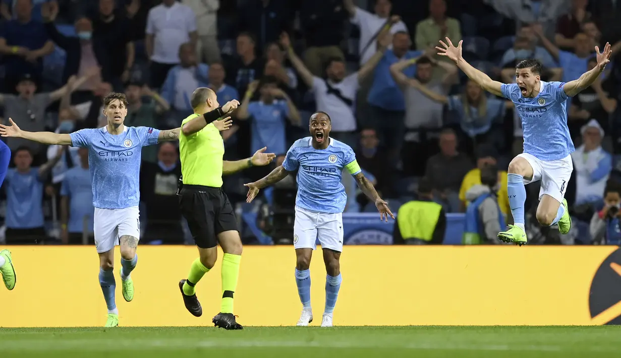Para pemain Manchester City melakukan protes kepada wasit saat melawan Chelsea pada laga final Liga Champions di Stadion Dragao, Minggu (30/5/2021). Chelsea menang dengan skor 1-0. (David Ramos/Pool via AP)