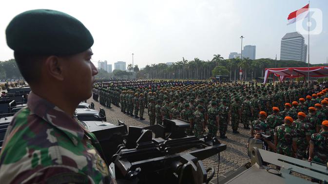 Aparat gabungan TNI-Polri mengikuti apel bersama terkait operasi pengamanan pelantikan Presiden dan Wakil Presiden terpilih di Silang Monas, Jakarta, Kamis (17/10/2019). Selain melibatkan pasukan TNI dan Polri, apel turut diikuti Satpol PP, Damkar DKI, hingga tenaga medis. (merdeka.com/Imam Buhori)