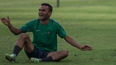 Gelandang serang Timnas Indonesia, Rizky Pora, melakukan sejumlah tindakan lucu saat latihan jelang laga final Piala AFF 2016 di Lapangan SPH Karawaci, Banten, Jumat (10/12/2016). (Bola.com/Vitalis Yogi Trisna)