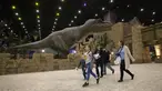 Orang-orang mengunjungi taman hiburan Dream Island di Moskow, Rusia (18/7/2020). Taman hiburan indoor tersebut dibuka kembali untuk umum pada Sabtu (18/7) setelah ditutup sementara akibat pandemi COVID-19. (Xinhua/Alexander Zemlianichenko Jr)