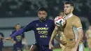 Laga kedua tim berlangsung ketat dan sengit, namun penyelesaian akhir menjadi pembeda. Tampak dalam foto, pemain Persita berebut bola pemain Dewa United dalam lanjutan BRI Super League 2025/2026 di Stadion Indomilk Arena, Tangerang, Banten, Kamis (26/2/2026). (Bola.com/M Iqbal Ichsan)