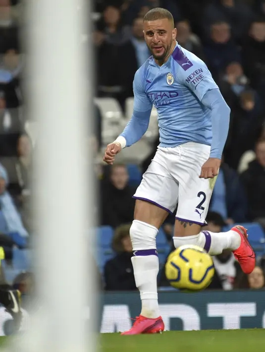 Bek Manchester City, Kyle Walker menggiring bola saat bertanding melawan West Ham pada pertandingan lanjutan Liga Inggris di stadion Etihad di Manchester, Inggris, Rabu (19/2/2020). City menang atas West Ham 2-0. (AP Photo/Rui Vieira)