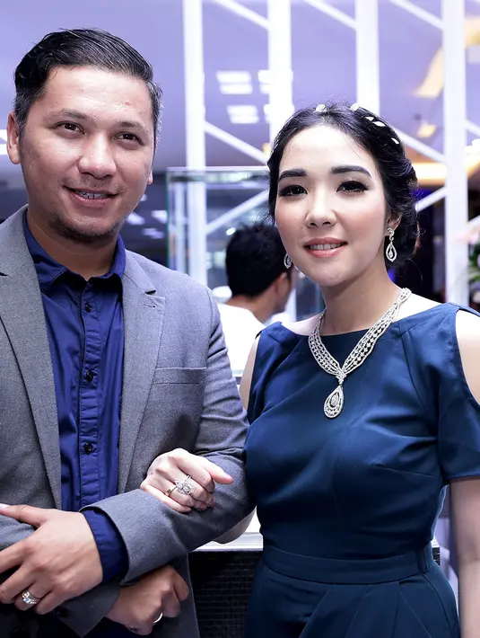 Gading dan Gisel juga telah menyiapkan dana demi buah hatinya. Mulai sekarang membatasi pengeluaran belanja. (Andy Masela/Bintang.com)