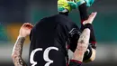 Gelandang Milan, Juraj Kucka salto pada saat merayakan gol nya ke gawang Chievo Verona, Italia (16/10). Tendangan keras dari luar kotak pinalti Juraj menyumbang kemenangan Milan atas tim tuan rumah Chievo Verona. (Reuters/ Alessandro Garofalo)