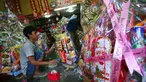 Pedagang memasang dan menyusun parcel Natal di kawasan Glodok, Jakarta. Foto diambil pada Sabtu (20/12/2014). (Liputan6.com/Johan Tallo)