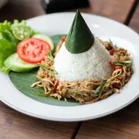 Ilustrasi ayam suwir./Copyright shutterstock.com/g/GatotAdri