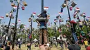 Para peserta berusaha memanjat tiang-tiang berminyak untuk mengumpulkan hadiah di puncak saat perayaan Hari Ulang Tahun (HUT) ke-78 Republik Indonesia (RI) di Jakarta, Kamis (17/8/2023). (BAY ISMOYO/AFP)