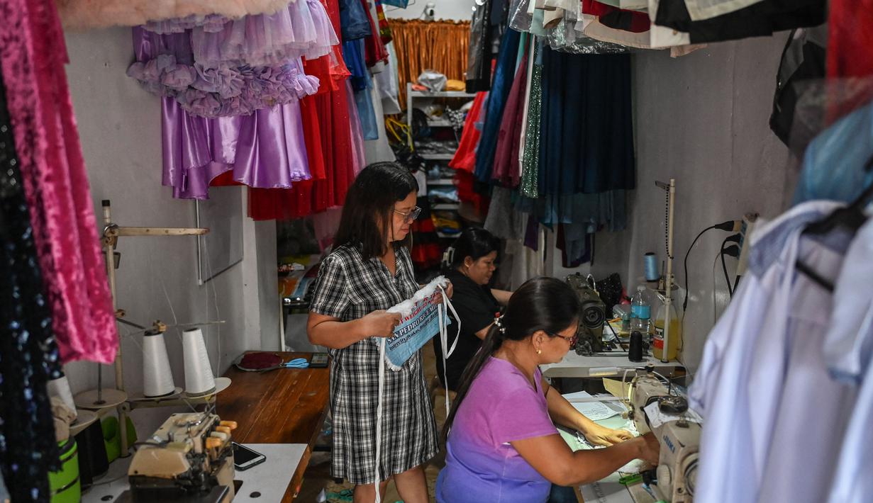 Gaun dari bahan daur ulang sudah menjadi bagian dari bisnis penyewaan gaunnya. (JAM STA ROSA/AFP)