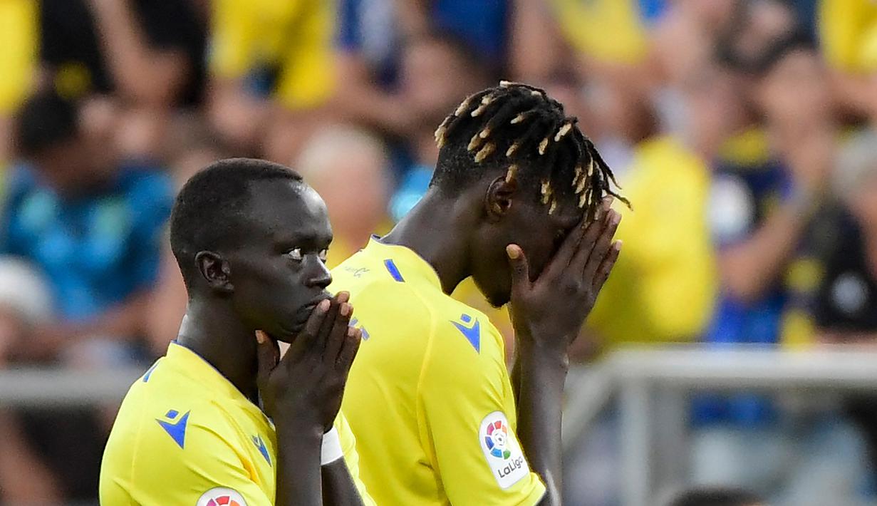 Orang-orang di stadion, termasuk kedua tim terlihat tertunduk dan berdoa agar situasi segera membaik. (AFP/Cristina Quicler)