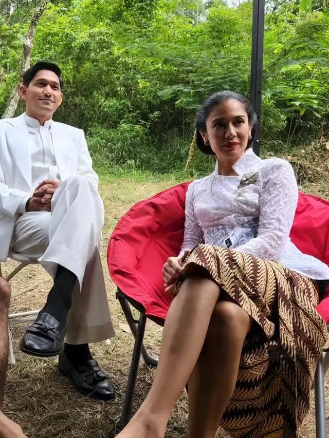 Model Kebaya Para Pemain Gadis Kretek. [@hagaipakan]