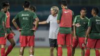 Pelatih fisik Indonesia, Miguel Jandia, memberikan instruksi sebelum melawan Chinese Taipei pada laga Grup A Asian Games di Stadion Patriot, Bekasi, Minggu (12/8/2018). Indonesia menang 4-0 atas Chinese Taipei. (Bola.com/Vitalis Yogi Trisna)