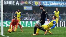 Striker Juventus, Alvaro Morata, saat mencetak gol ke gawang Chievo dalam lanjutan Serie A Italia di Stadion Marc'Antonio Bentegodi, Minggu (31/1/2016). (AFP/Giuseppe Cacace)