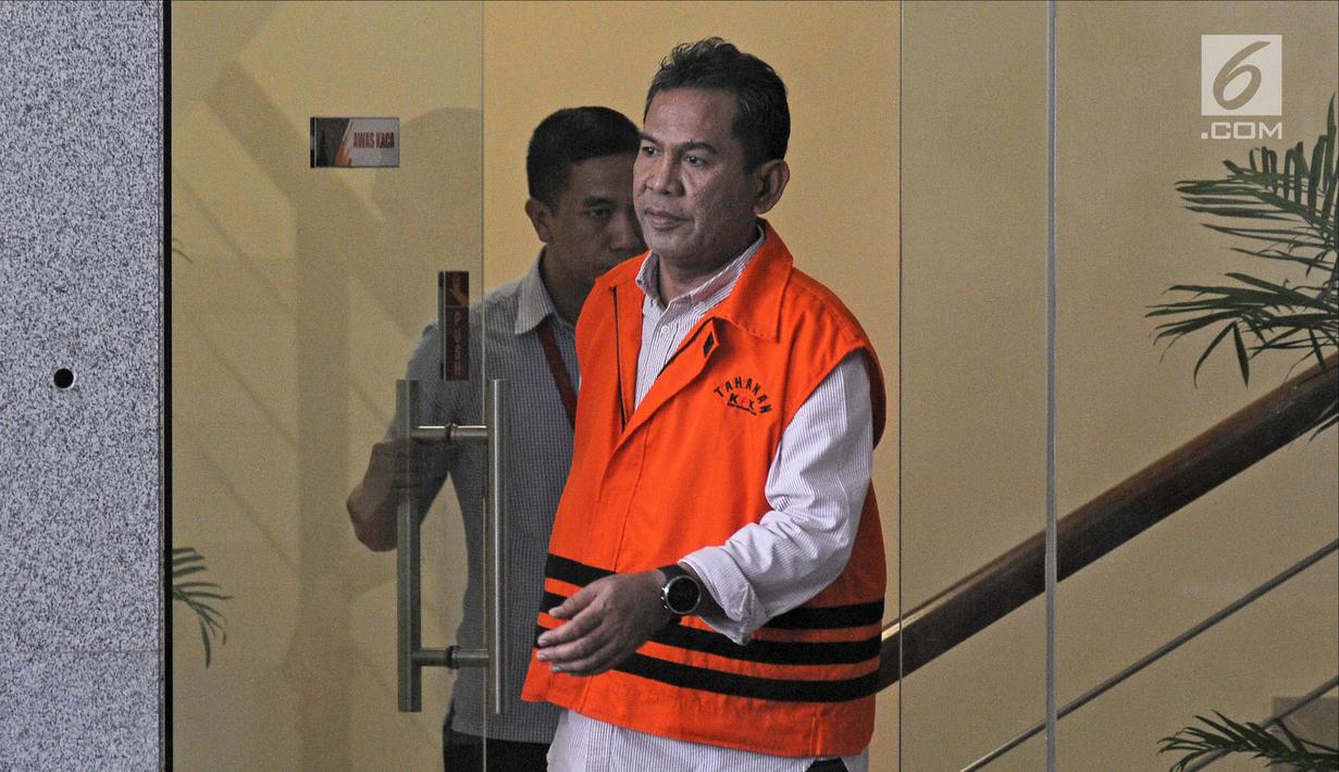 Bupati Hulu Sungai Tengah (HST) Abdul Latif usai menjalani pemeriksaan di Gedung KPK, Jakarta, Selasa (30/1). Abdul diperiksa sebagai saksi dugaan korupsi pembangunan ruang perawatan RSUD Damanhuri Barabai, Kabupaten HST. (Liputan6.com/Herman Zakharia)