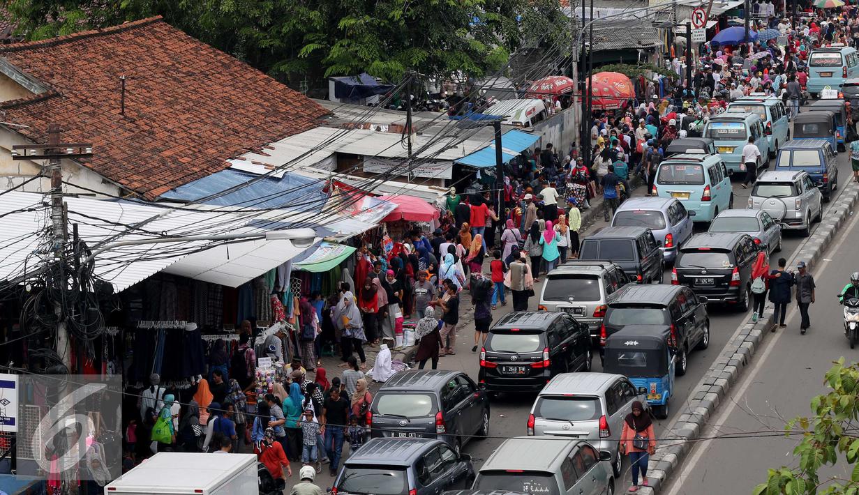 Sejumlah kendaraan saat terjebak macet di kawasan Tanah Abang, Jakarta, Senin (27/6). H-9 menjelang Idul Fitri 1437 H, Pusat perbelanjaan Tanah Abang semakin dipadati pengunjung dan membuat kemacetan parah. (Liputan6.com/Gempur M Surya)