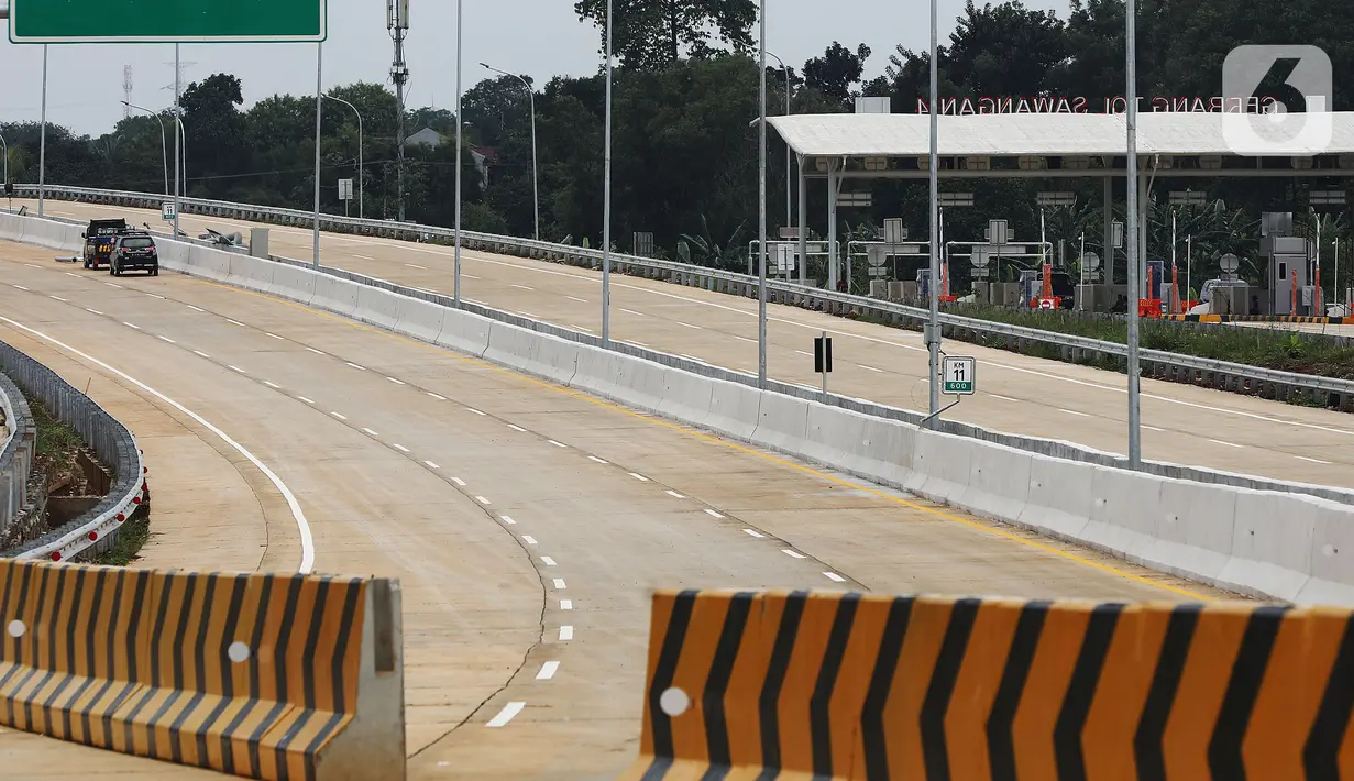 Mobil proyek melintasi ruas Tol Depok-Antasari (Desari) seksi II di Depok, Jawa Barat, Jumat (1/5/2020). Tol Desari seksi II sepanjang 6,30 kilometer yang rencananya mulai beroperasi pada April 2020 ini, terpaksa ditunda karena pandemi COVID-19 dan penetapan PSBB. (Liputan6.com/Johan Tallo)