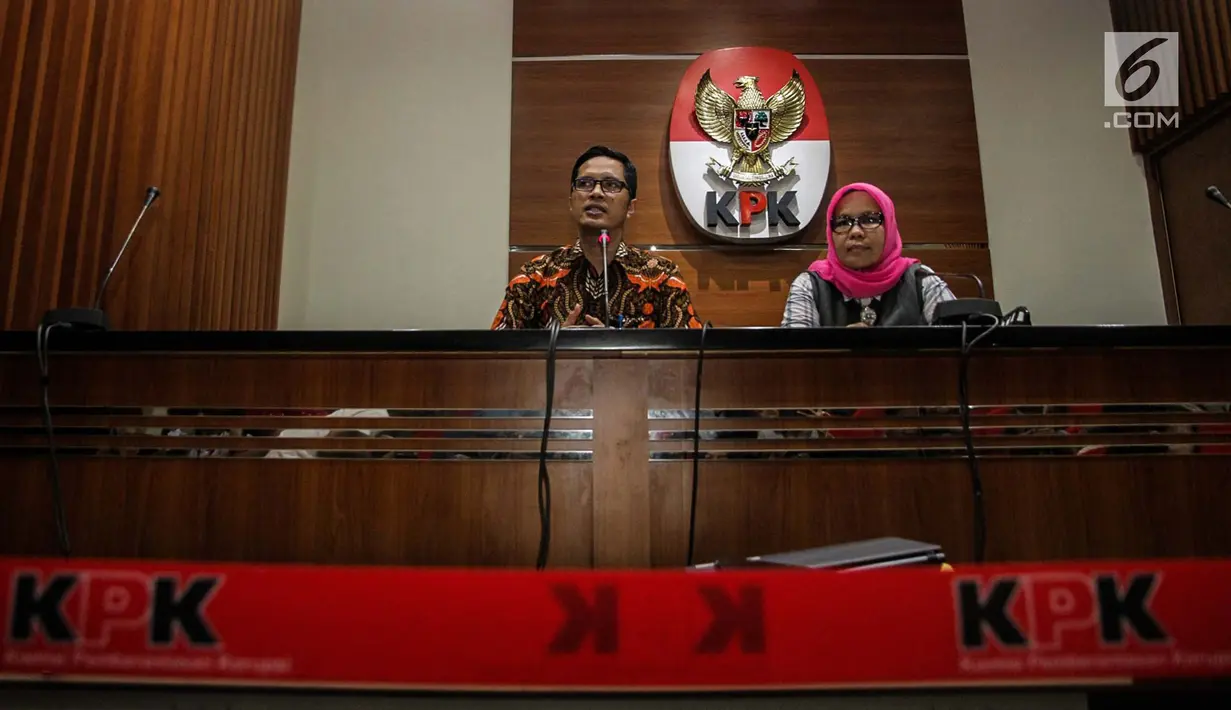 Plt Koordinator Unit Kerja Pelacakan Aset, Pengelolaan Barang Bukti dan Ekseskusi (Labuksi) KPK, Irene Puteri bersama Jubir KPK Febri Diansyah memberi keterangan terkait lelang barang rampasan KPK di Jakarta, Selasa (21/11). (Liputan6.com/Faizal Fanani)