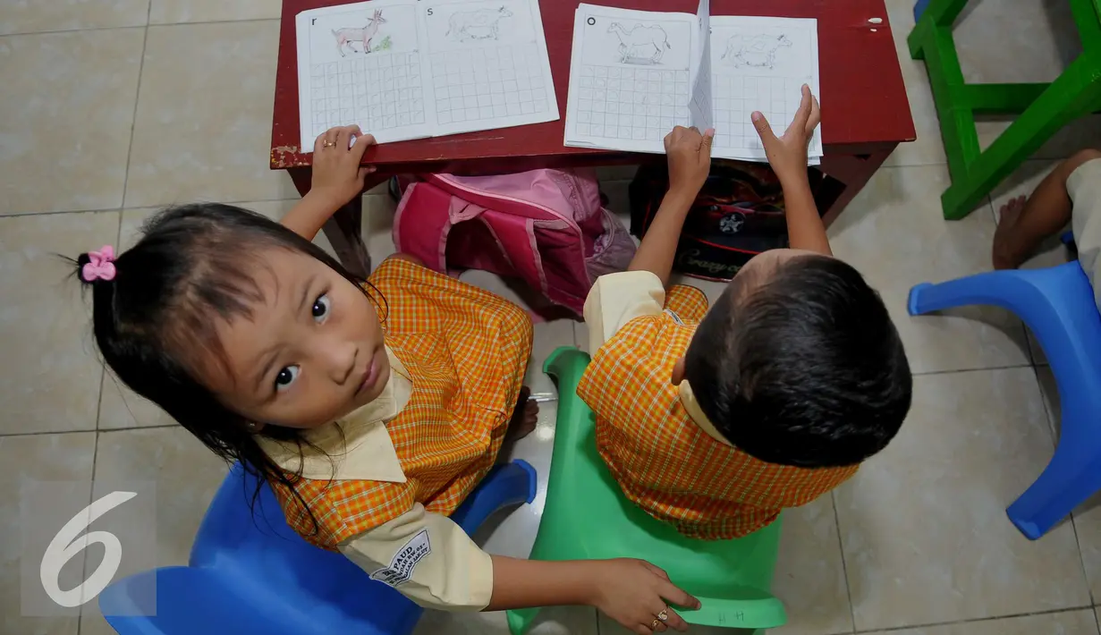 Keceriaan murid mengerjakan tugas di PAUD Seruni Indah di kawasan Kalijodo, Jakarta, Selasa (16/2). Rencana penggusuran oleh Pemprov DKI Jakarta membuat khawatir para pengajar dan murid-murid PAUD tersebut. (Liputan6.com/Gempur M Surya)