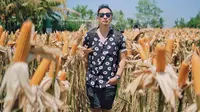 Ringgo Agus Rahman foto di ladang jagung di bagian belakang Kopi Klotok, Yogyakarta. (dok. Instagram @ringgoagus/https://www.instagram.com/p/B4jkcRigPDp/)