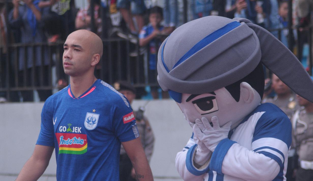 Emje bersanding dengan bomber PSIS Semarang asal Brasil, Bruno Silva (kiri) menjelang pertandingan. (Bola.com/Vincentius Atmaja)