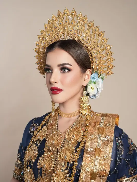 Yang paling mencuri perhatian tentu tampilan mata Tasya. Riasan smokey eyes dipadukan dengan bulu mata lentik dramatis, menghadirkan tatapan intens sekaligus elegan.