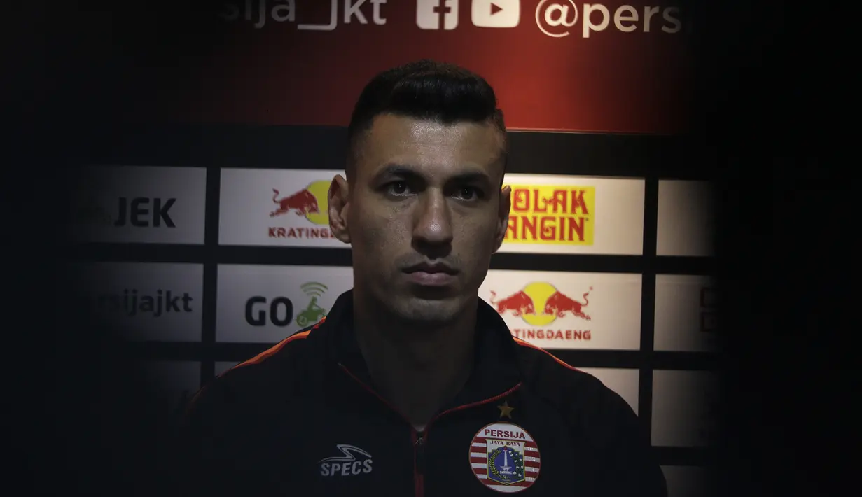 Pemain baru Persija Jakarta, Alexander Luiz Reame, saat konferensi pers perkenalan dirinya di kantor Persija Jakarta, Jakarta, Jumat (30/8). Persija kenalkan pemain asing baru untuk mengarungi putaran 2 Liga 1. (Bola.com/Yoppy Renato)
