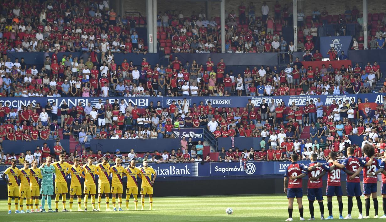 Para pemain Barcelona dan Osasuna mengheningkan cipta untuk mengenang anak Luis Enrique pada laga La Liga di Stadion El Sadar, Pamplona, Sabtu (31/8). Kedua klub bermain imbang 2-2. (AP/Alvaro Barrientos)