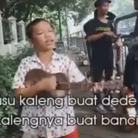 Asli kocak. Bocah pengamen ini kritik keadaan sosial Indonesia dengan lirik yang bikin ngakak. Penasaran? | Via: istimewa