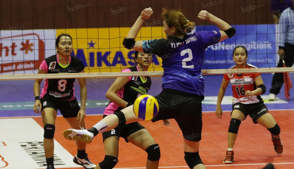 Aksi pemain Jakarta Elektrik PLN, Wang Yi Mei, melakukan blok saat melawan Jakarta Pertamina Energi pada lanjutan Proliga 2016 di Hall Basket Gelora Bung Karno, Senayan, Jakarta, Sabtu (2/4/2016). (Bola.com/Nicklas Hanoatubun)