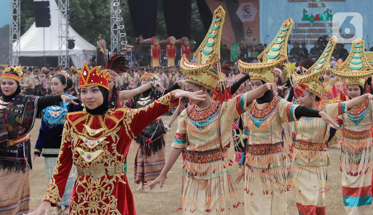 Tarian kolosal persembahan gabungan anggota Pramuka itu sebagai pembuka Rainas XII Tahun 2023 serta dalam rangka peringatan Hari Pramuka ke-62. (Liputan6.com/Herman Zakharia)