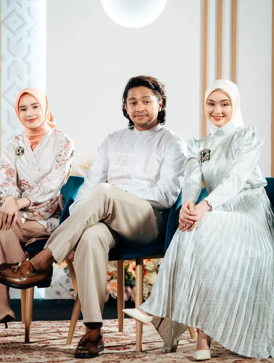 Kehadiran keduanya semakin lengkap saat duduk berdampingan bersama Deva Mahenra, pemeran utama pria dalam film tersebut. Deva tampil simpel dengan kemeja koko putih dan celana krem, menciptakan nuansa kompak dan harmonis di antara ketiganya. Penampilan stylish mereka membuat suasana promosi film terasa hangat dan elegan. (Liputan6.com/IG/@caitlinhalderman)