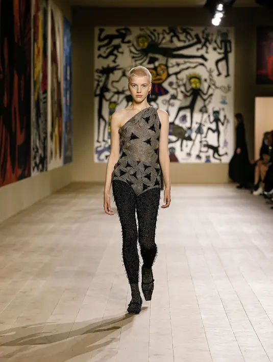 Chiuri menciptakan koleksi couture esensial yaitu daywear dan gaun yang subtle, mudah dikenakan, dan tak lekang oleh waktu. Ini yang menjadi sebuah keunggulan rumah mode Dior yang bisa membuat karya kompleks tanpa terkesan berat dan ilusif. (Dior)