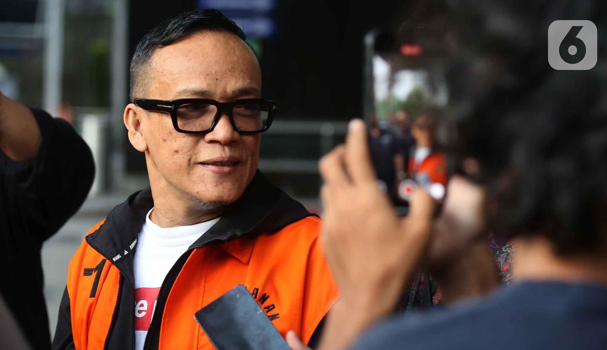 Para tersangka berasal dari berbagai posisi di jajaran Kemenaker dan perusahaan penyedia jasa K3. Tampak dalam foto, mantan Wakil Menteri Ketenagakerjaan, Immanuel Ebenezer Gerungan (Noel) usai menjalani pemeriksaan lanjutan di gedung Merah Putih Komisi Pemberantasan Korupsi (KPK), Jakarta, Selasa (25/11/2025). (Liputan6.com/Helmi Fithriansyah)