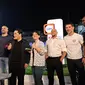 Lima legenda sepak bola dunia, Roberto Carlos, Juan Sebastian Veron, Marco Materazzi, Eric Abidal, dan Giorgos Karagounis, memberikan surprise bagi Ketua PSSI, Erick Thohir, yang berulang tahun ke-53 pada Selasa (30/5/2023). (Bola.com/Muhammad Adi Yaksa)