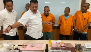 Polisi memperlihatkan barang bukti penambangan emas tanpa izin di Kabupaten Kuantan Singingi, Riau. (Liputan6.com/M Syukur)