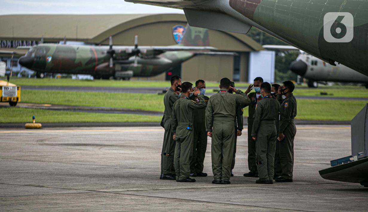 Anggota TNI AU memberi hormat sebelum mencari pesawat Sriwijaya Air SJ 182 di Lanud Halim Perdanakusuma, Jakarta, Minggu (10/1/2021). TNI AU memberangkatkan pesawat CN-295, helikopter jenis Caracal, dan helikopter Super Puma NAS-332 untuk mencari Sriwijaya Air SJ 182. (Liputan6.com/Faizal Fanani)