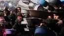 Meski sejak 2 Februari 2026, perbatasan Rafah dibuka, secara sangat terbatas untuk pergerakan orang, hanya memberikan sedikit harapan bagi akses logistik. Tampak dalam foto, perempuan Palestina berebut menerima makanan sumbangan di dapur umum, Khan Younis, Jalur Gaza selatan, Jumat 6 Februari 2026. (AP Photo/Abdel Kareem Hana)