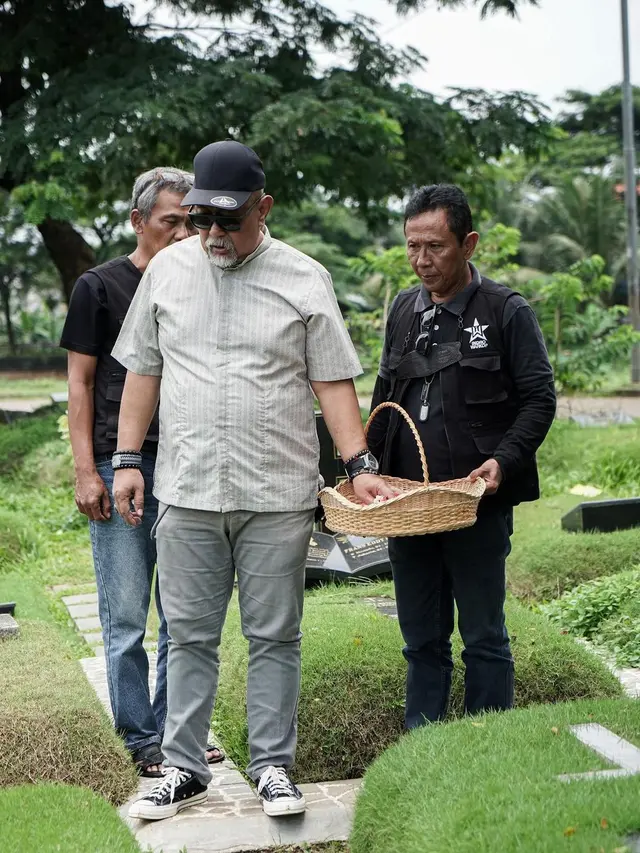 6 Potret Indro Warkop Ziarah ke Makam Dono dan Kasino,Warganet Terharu