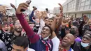 Saat tiba di Bandara, ia sudah dinantikan banyak suporter di luar bandara. Banyak dari mereka sudah berkali-kali datang sejak tiga hari lalu, begitu kabar soal rencana bergabung dengan PSG muncul. (Foto: AP/Francois Mori)