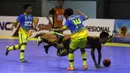 Pemain IPC Pelindo terjatuh setelah dilanggar pemain WPK MBU Makassar dalam laga Seri III Grup B Wilayah Timur Pro Futsal League 2016 di GOR 17 Desember, Mataram, NTB, Sabtu (12/3/2016). (Bola.com/Arief Bagus)