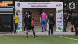 Sejumlah pemain berlatih sebelum laga International Youth Championship (IYC) 2021 di Jakarta International Stadium (JIS), Jakarta, Rabu (13/4/2022). Ajang sepak bola International Youth Championship 2021 (IYC 2021) akan digelar di Stadion JIS pada 13,15,17, dan 19 April. (Liputan6.com/Faizal Fanani)