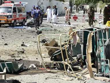 Relawan medis memindahkan mayat di lokasi ledakan bom mobil di dekat kantor kepala kepolisian di Quetta, bagian barat-daya Pakistan, Jumat (23/5). Sedikitnya lima orang tewas dan 14 orang lagi cedera dalam ledakan bunuh diri tersebut. (BANARAS KHAN/AFP)