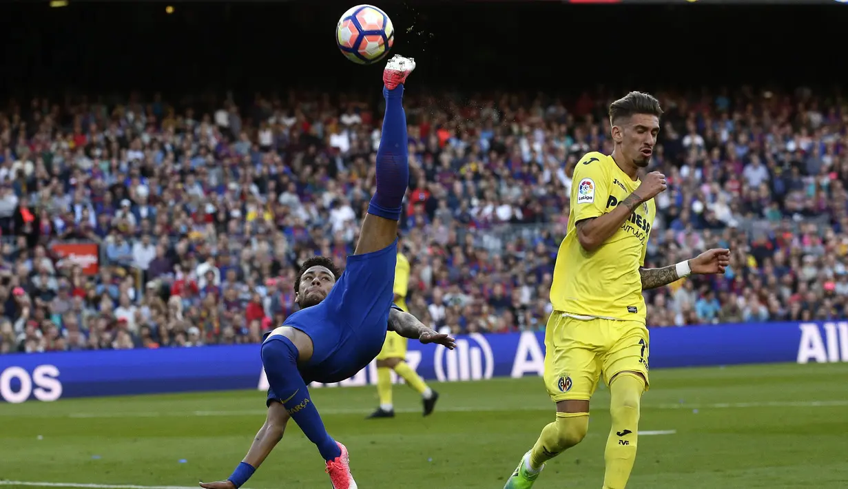 Tendangan salto Neymar ke arah gawang Villarreal pada lanjutan La Liga pekan ke-36 di Camp Nou stadium,  Barcelona (6/5/2017). Barcelona menang 4-1. (AP/Manu Fernandez)