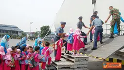 Citizen6, Jakarta Utara: KRI Banda Aceh (BAC)-593 menerima kunjungan rombongan TKIT Insan madani, yang sedang bersandar di Dermaga Kolinlamil, Jakarta Utara, Kamis (01/11). (Pengirim: Dispenkolinlamil). 