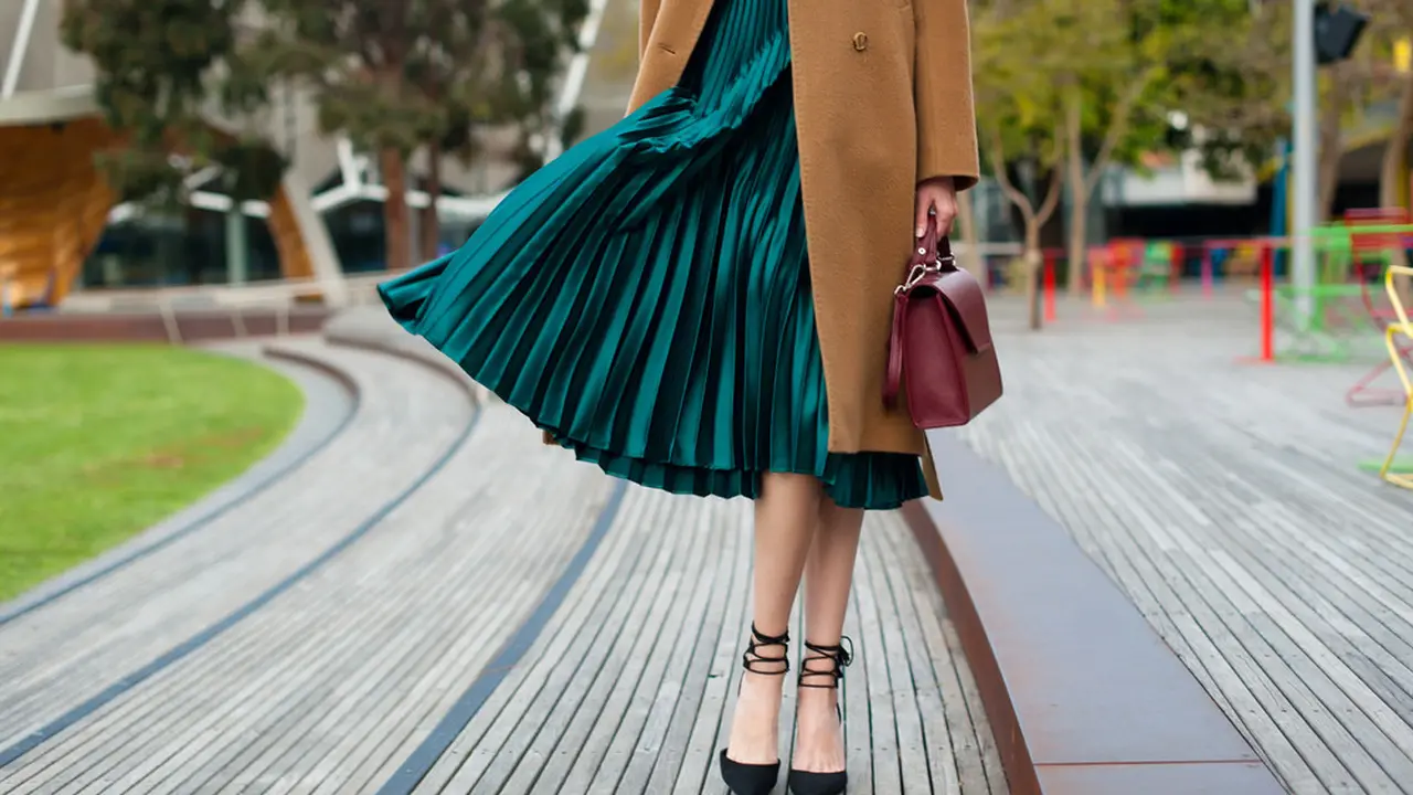 Ilustrasi wanita menggunakan rok plisket midi atau pleated midi skirt