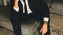 Meski memakai jas formal, kemeja putih serta skinny tie, penampilannya menjadi casual lantaran Afgan memadukannya dengan sepat kets putih. Bahkan gaya formalnya ini beberapa kali menjadi pilihan pria berusia 33 tahun itu untuk manggung. (Liputan6.com/IG/@afgan__)