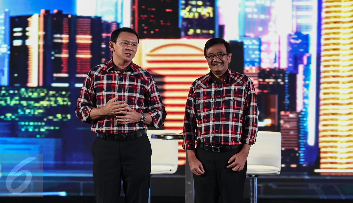 Cagub DKI nomor urut dua, Basuki Tjahaja Purnama ditemani Djarot Saiful Hidayat saat memberikan pemaparan pada Debat Cagub DKI Putaran Kedua di Hotel Bidakara, Pancoran, Jakarta, Jumat (27/1). (Liputan6.com/Faizal Fanani)