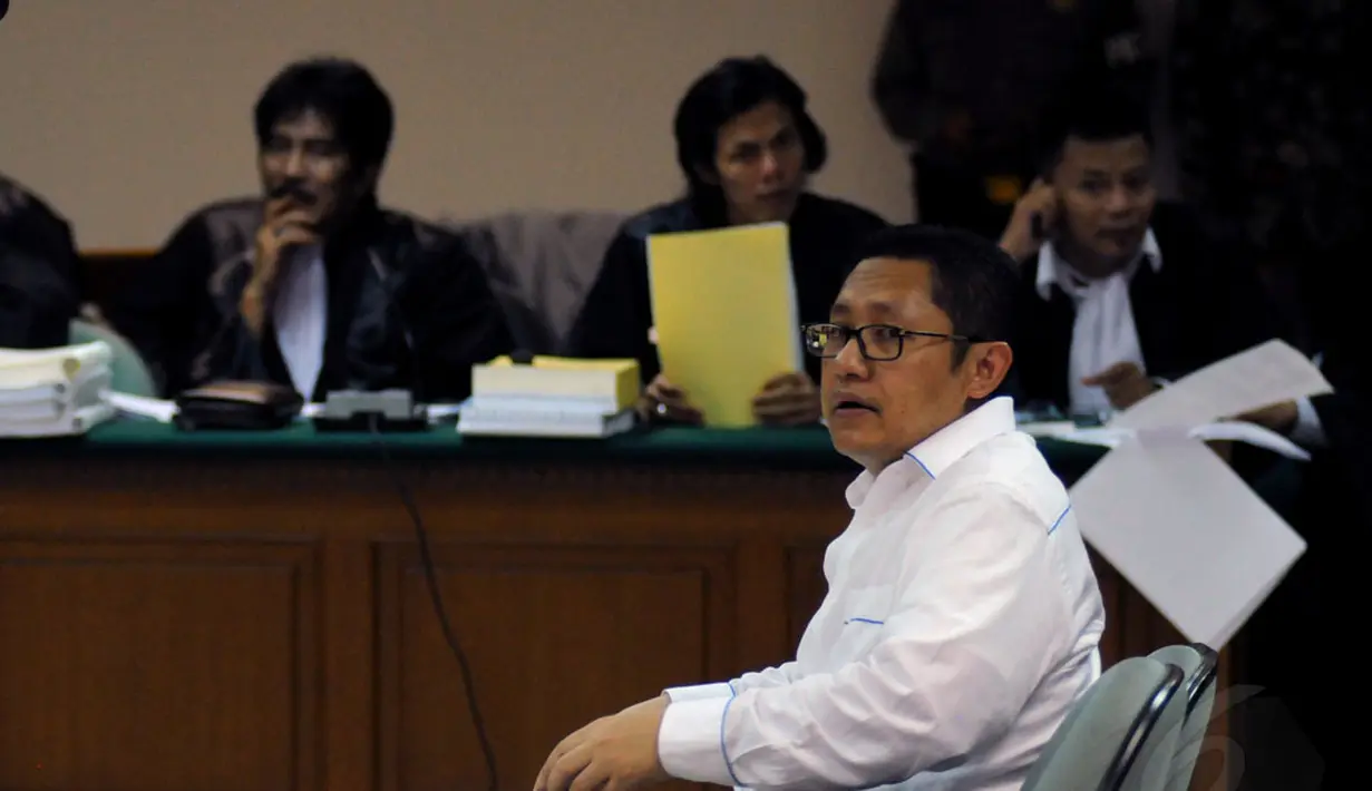 Terdakwa kasus dugaan korupsi proyek Hambalang, Anas Urbaningrum, menyiapkan nota pembelaan dirinya di Pengadilan Tipikor Jakarta, (18/9/2014). (Liputan6.com/Helmi Fithriansyah)